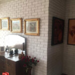 تابلو بر روی دیوار آجری