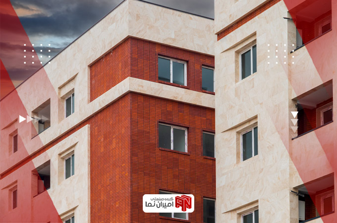 نمای ترکیبی ساختمان با سنگ سفید و آجر قهوه ای و قرمز 