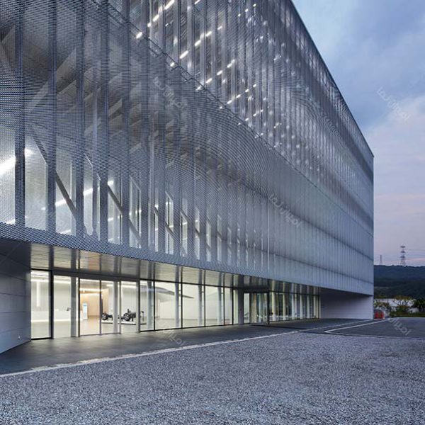 نمای فلزی ساختمان با ترکیب شیشه و ستون فولادی پنجره ای ساختمان در نیمه شب