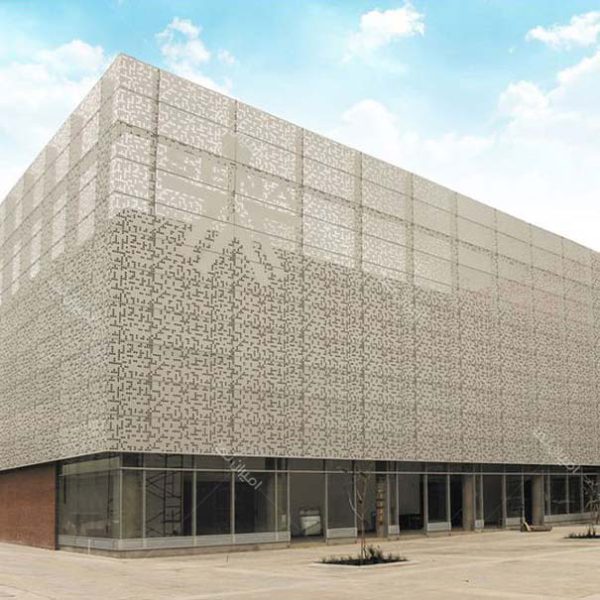 عکس نمای ساختمان فلزی طرح دار کرمی در ارتفاع بالا و زمین خاکی