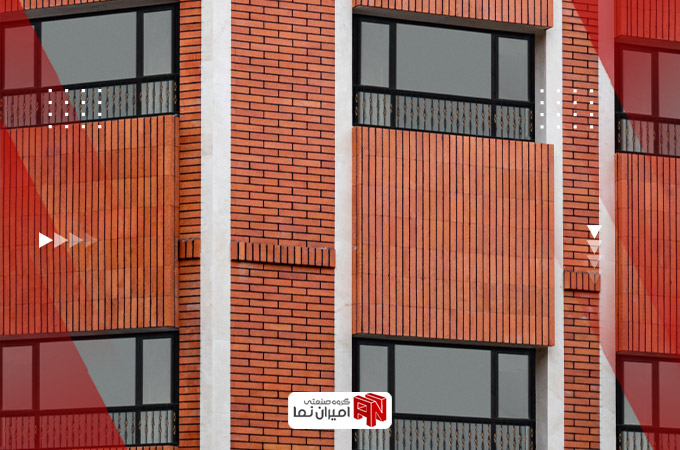 یکی از کاربردهای آجر پلاک، استفاده از انواع آجر پلاک در نمای ساختمان است که در این عکس آجر پلاک قرمز در نمای ساختمان استفاده شده است