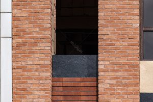 آجر قزاقی نما در کنار نمای سنگ ساختمان