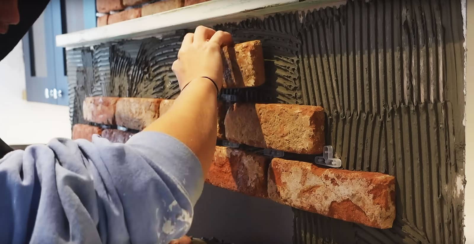 نحوه چسباندن آجر نما با چسب