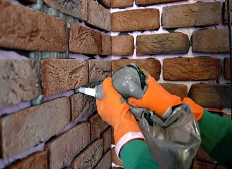  کارشناس در حال بررسی آسیب آجر