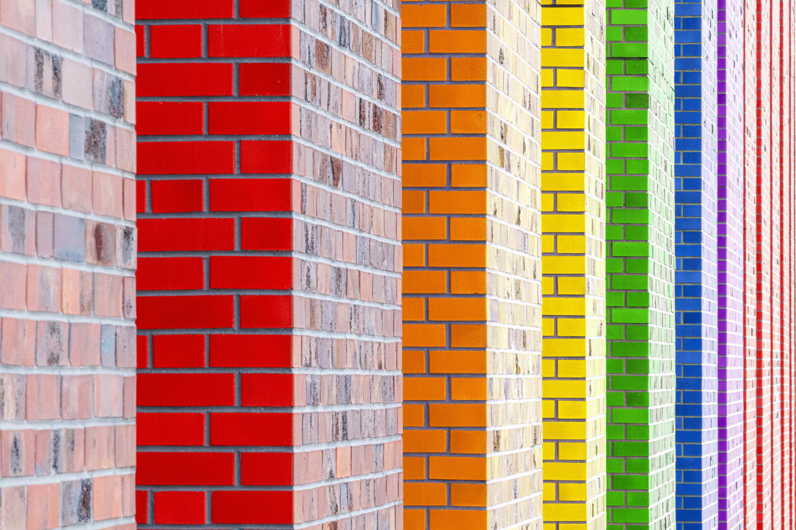 Color brick entrance hallway 1 scaled
