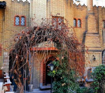 نمای داخلی یک ساختمان تاریخی با آجر قزاقی