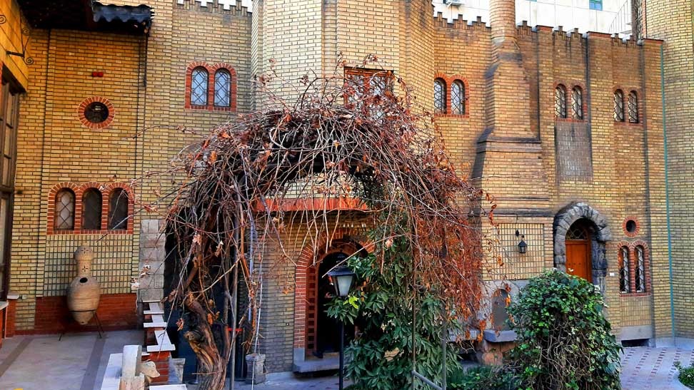 نمای داخلی یک ساختمان تاریخی با آجر قزاقی