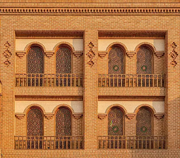 آثار هنری ساخته شده از آجر قزاقی