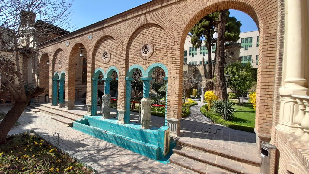 نمای داخلی یک مسجد تاریخی با آجر قزاقی