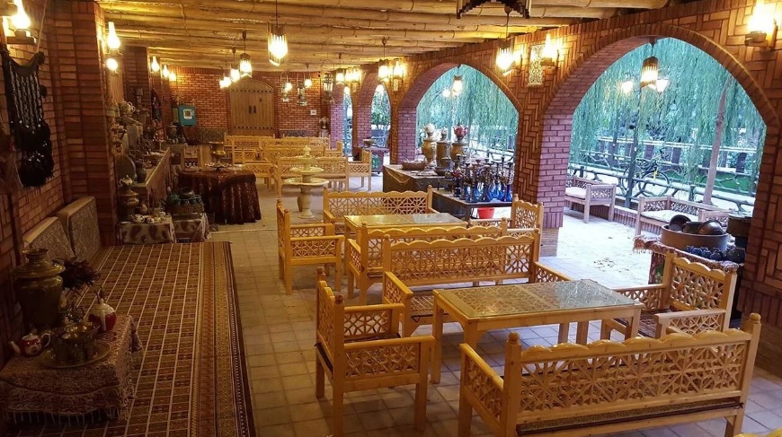  نمای کلی از محیط رستوران با دکوراسیون سنتی