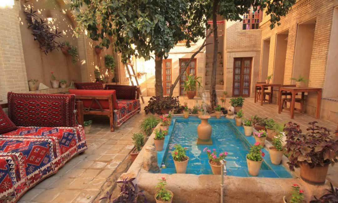 نورپردازی زیبا در یک رستوران سنتی