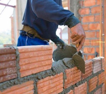 نمایی از یک ساختمان قدیمی با دیوار باربر