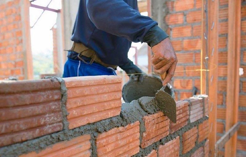 نمایی از یک ساختمان قدیمی با دیوار باربر