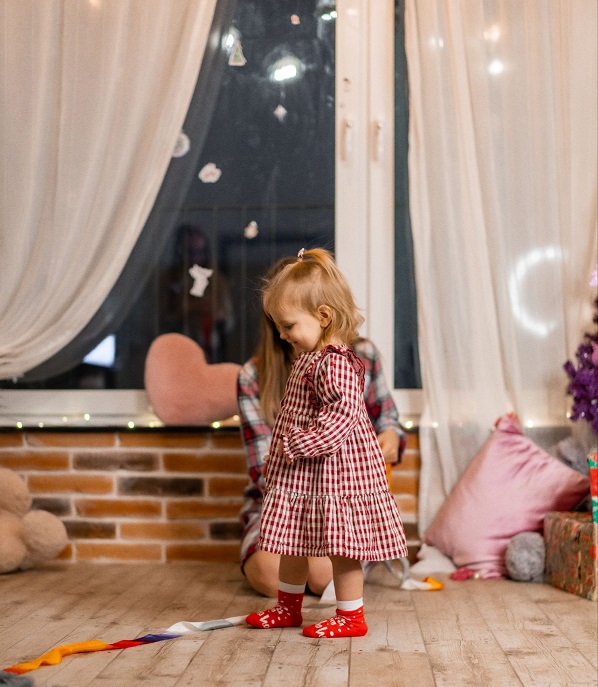 فضای آرامش‌بخش اتاق کودک با دیوار آجری