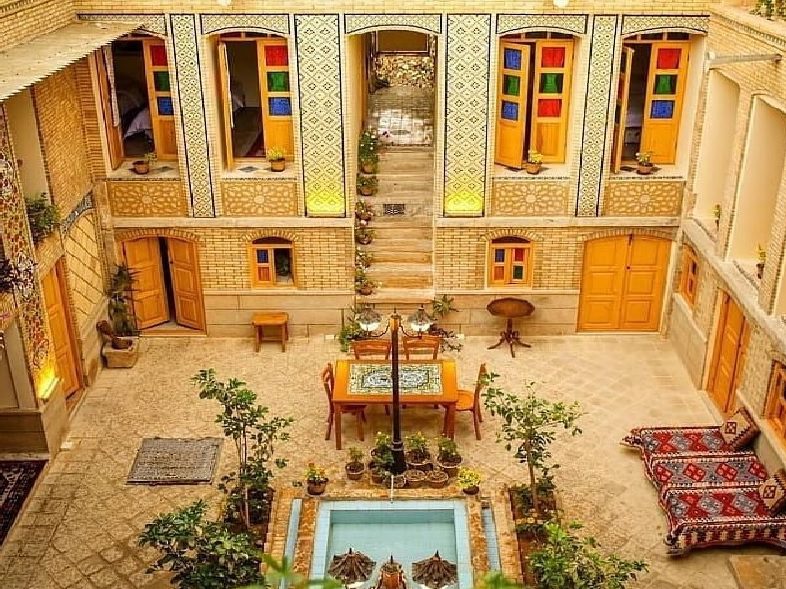 تصویر مراحل ساخت نمای پنج دری با استفاده از آجر