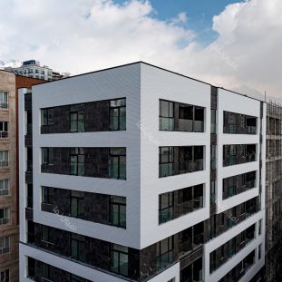نمای طولی ساختمان با آجر سفید طرح چرم